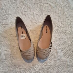 American Eagle women's size 5W tan ballet flats, pleated front design New